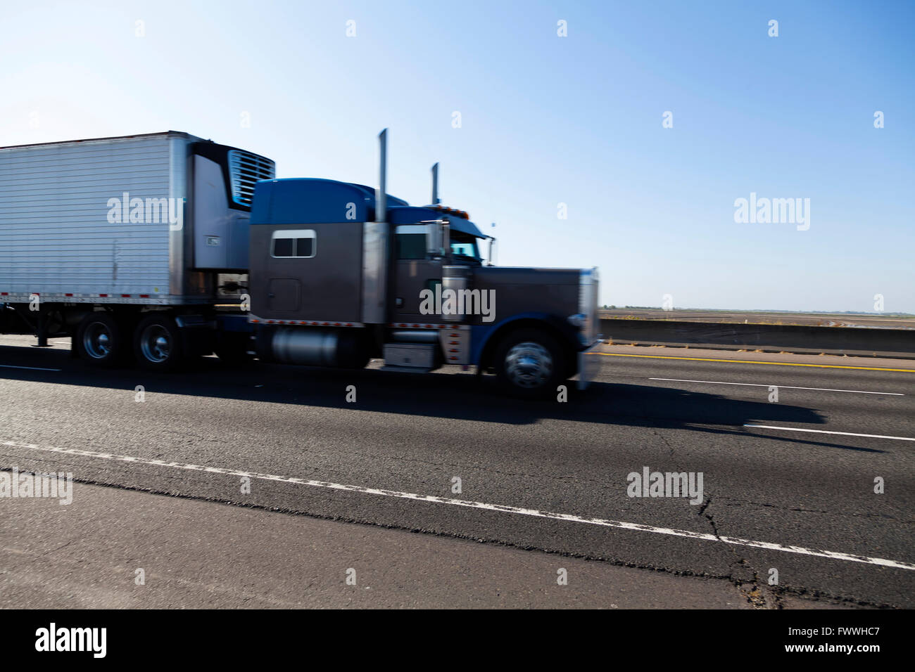 Solo camión en la autopista con el desenfoque de movimiento Foto de stock