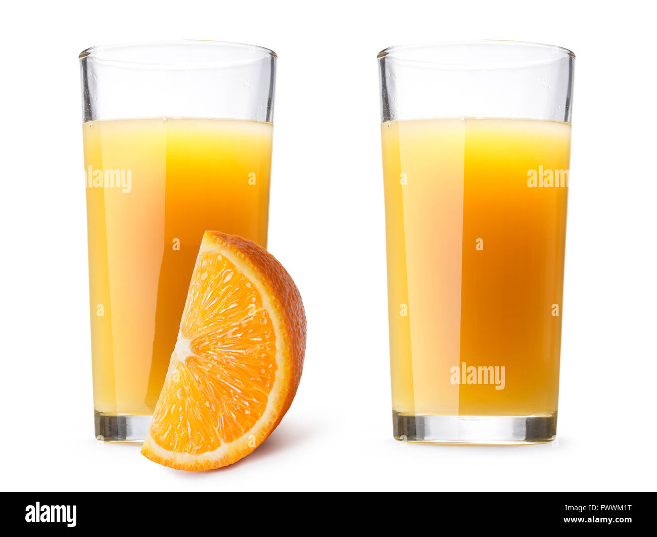 Dos Copas (highballs) con jugo de naranja, un vaso con rodajas de naranja  en primer plano. Trazados de recorte independiente para cada una de vidrio  Fotografía de stock - Alamy