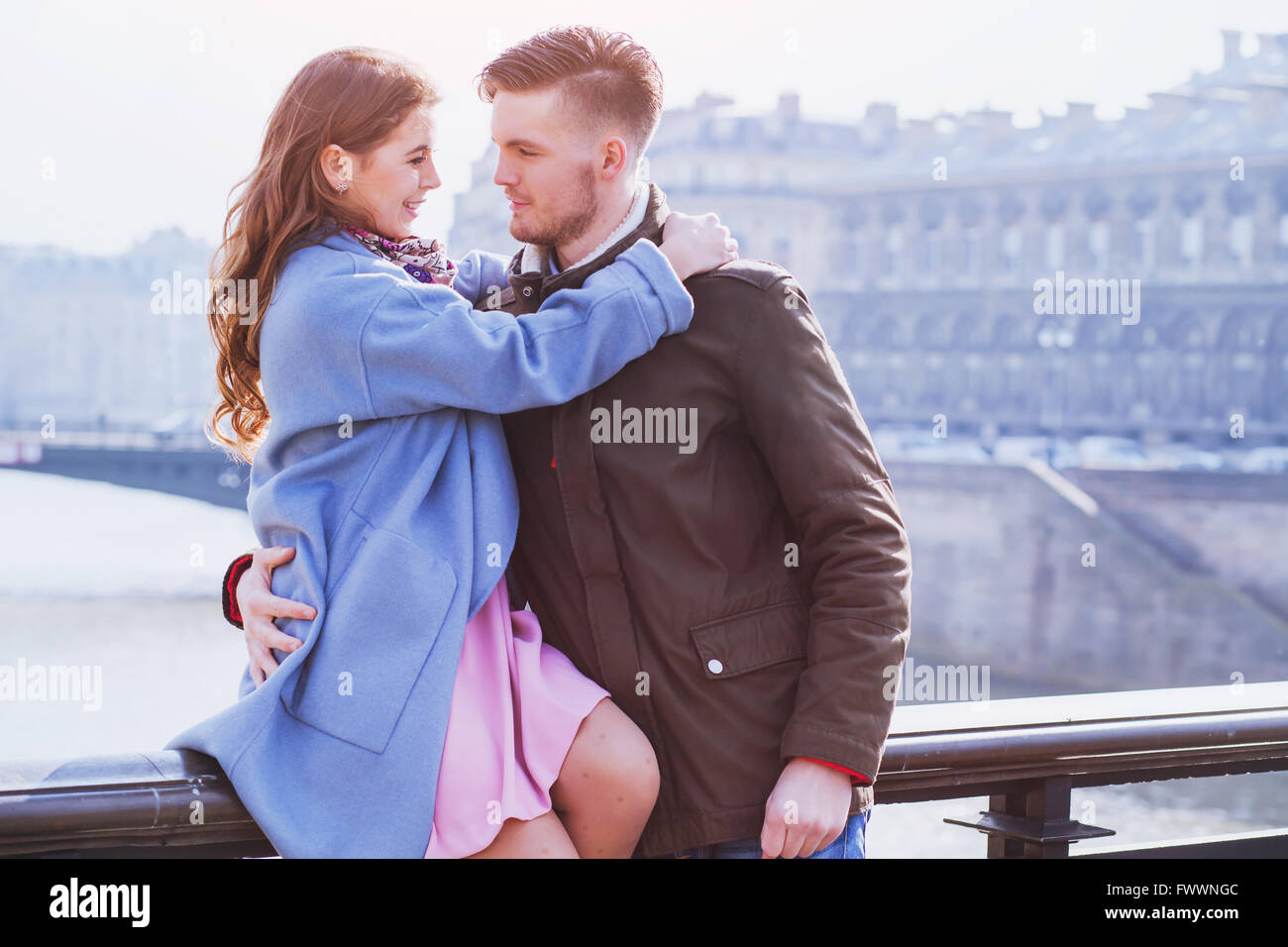Joven pareja feliz mirando el uno al otro, retrato de moda de primavera Foto de stock