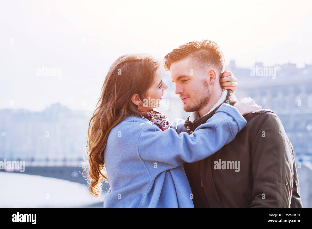 Afectuoso, retrato de la joven pareja feliz el hombre y la mujer, el amor en la ciudad Foto de stock