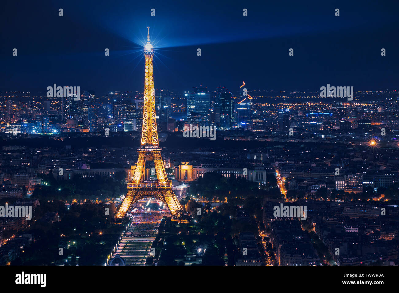 Hermosa escena nocturna de la torre Eiffel iluminada y vista aérea panorámica de París, Francia Foto de stock