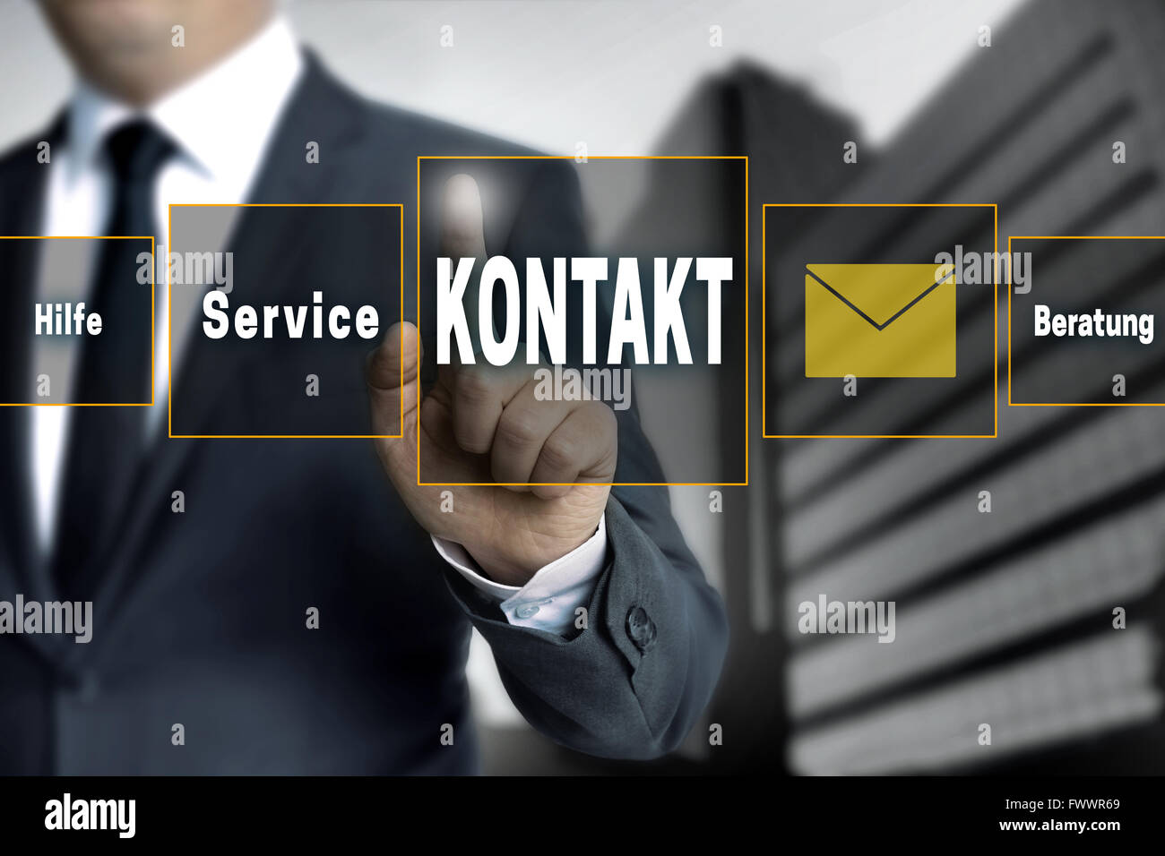 Kontakt, Hilfe, Beratung, service (en idioma alemán contacto, ayuda, asesoría, servicio) Pantalla táctil es operado por el empresario Foto de stock