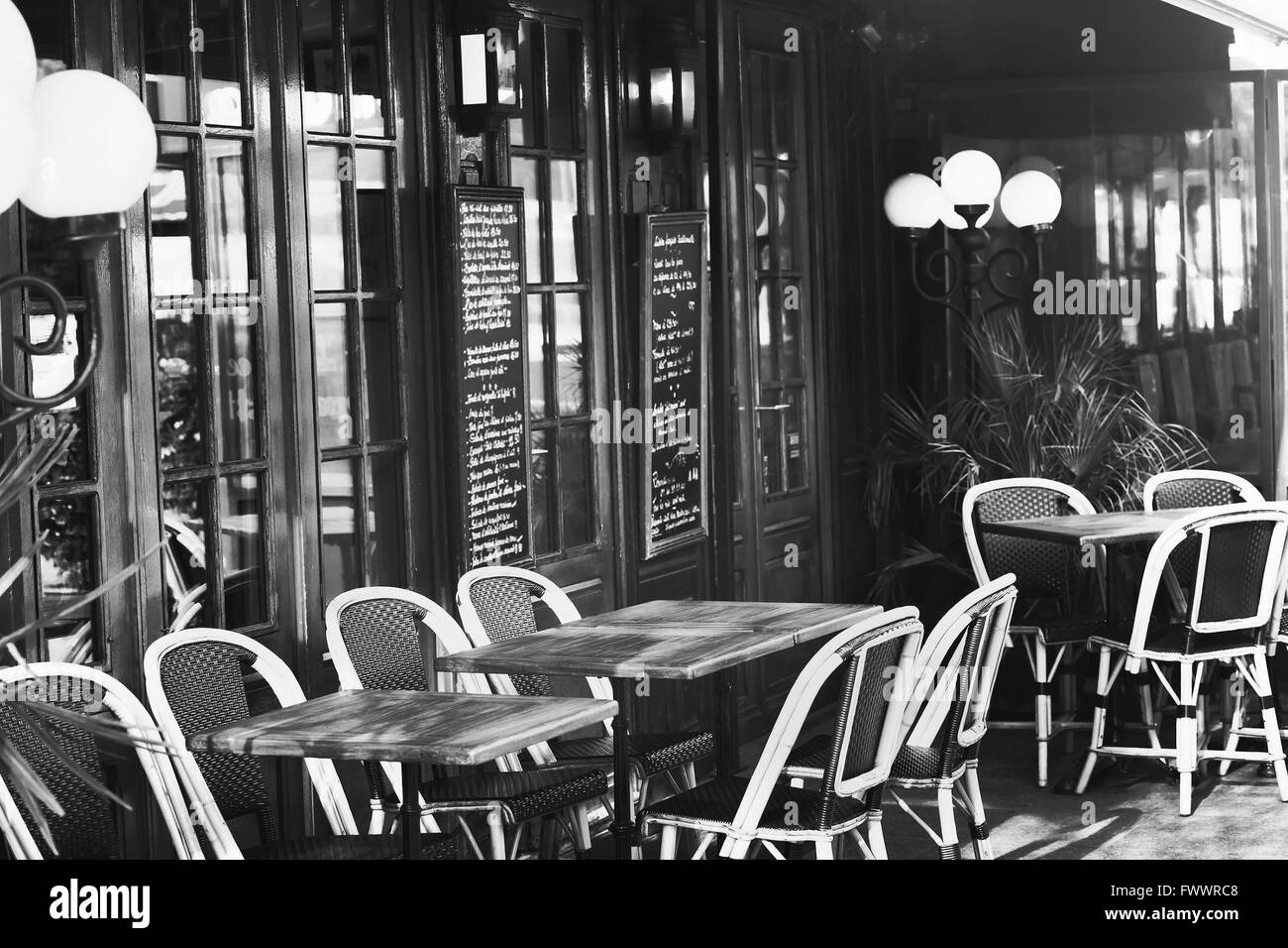 Vintage restaurante europeo, blanco y negro Foto de stock