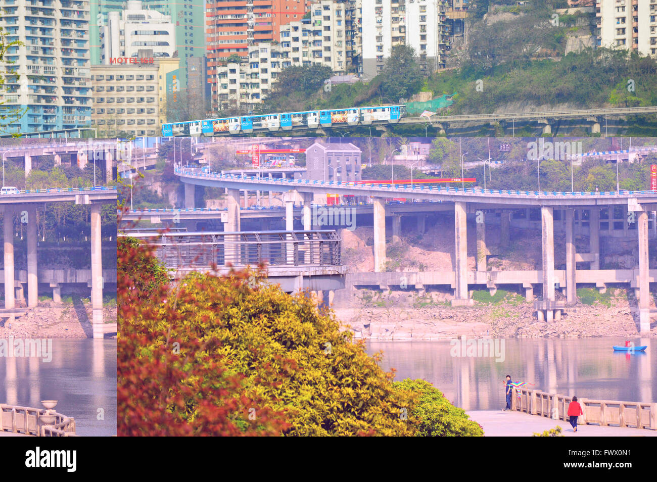 Chongqing Chongqing, CHN. 6 abr, 2016. Chongqing, China - 6 de abril de 2016: (Sólo para uso editorial. CHINA) Light Rail Transit en Chongqing es muy especial porque su landform, por ejemplo, se pueden cruzar algún edificio, gire en torno a los 90 grados, ir arriba y abajo de la colina, cruzar el puente. © SIPA Asia/Zuma alambre/Alamy Live News Foto de stock