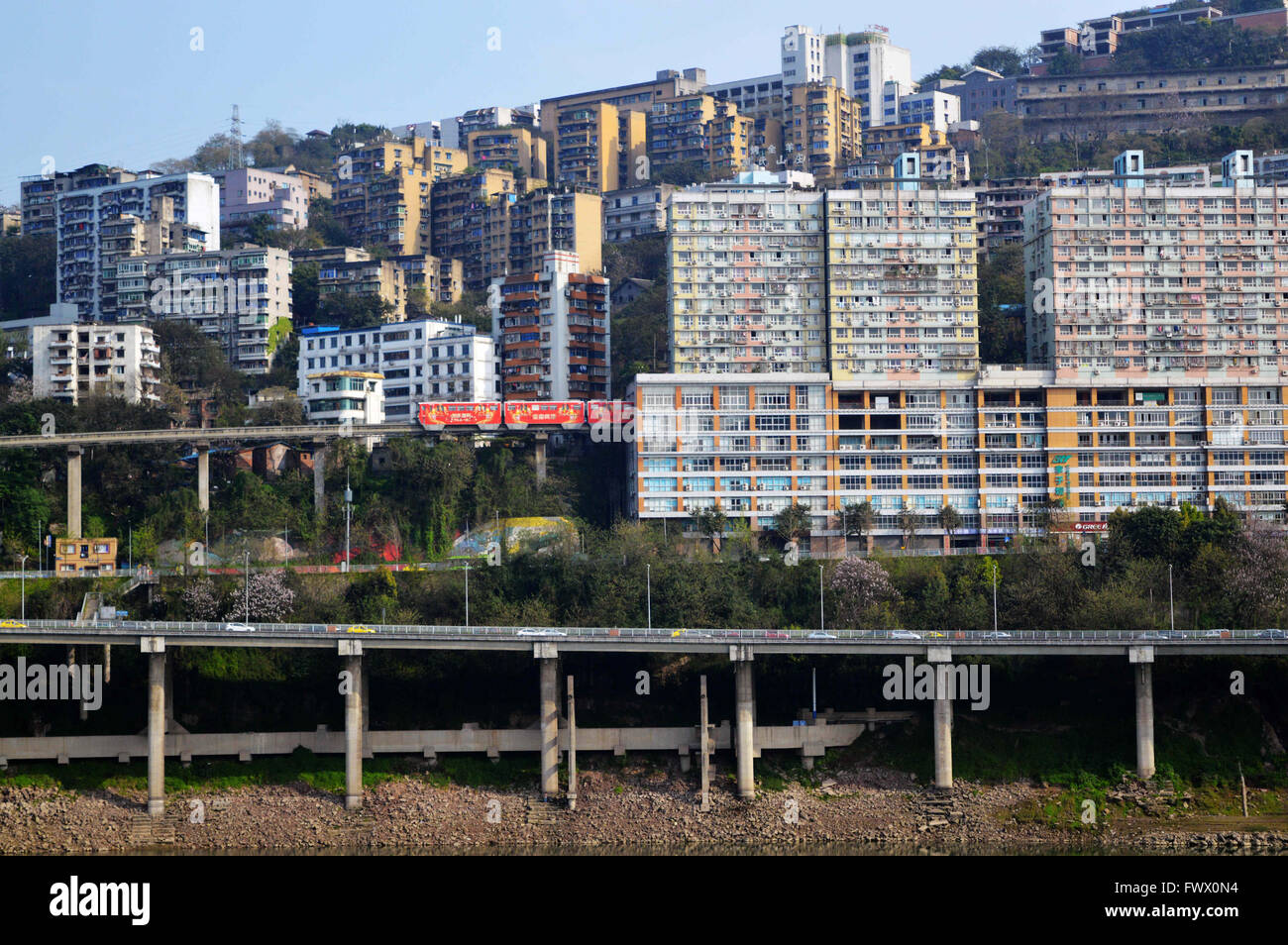 Chongqing Chongqing, CHN. 6 abr, 2016. Chongqing, China - 6 de abril de 2016: (Sólo para uso editorial. CHINA) Light Rail Transit en Chongqing es muy especial porque su landform, por ejemplo, se pueden cruzar algún edificio, gire en torno a los 90 grados, ir arriba y abajo de la colina, cruzar el puente. © SIPA Asia/Zuma alambre/Alamy Live News Foto de stock