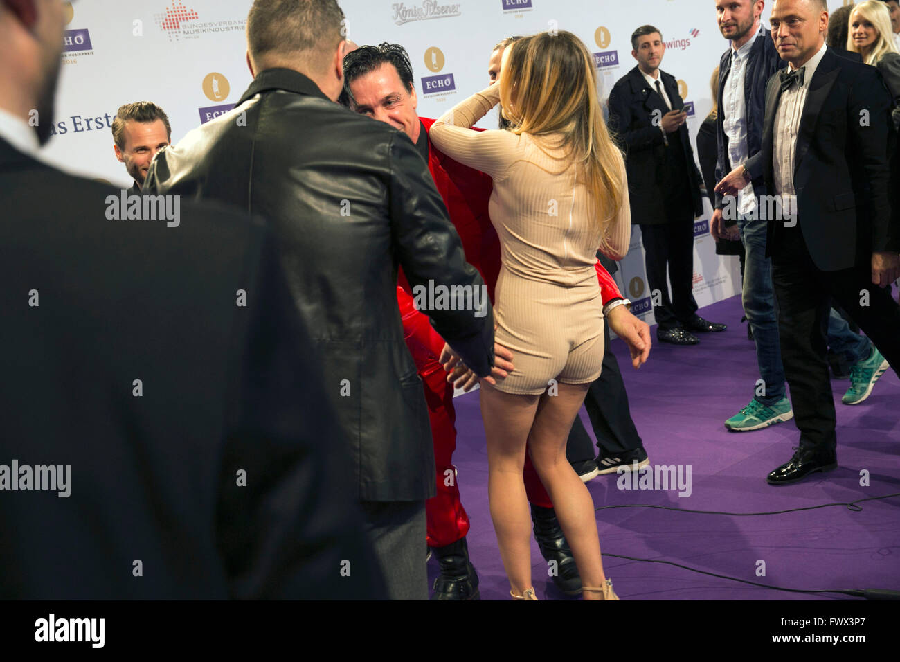 Till Lindemann Rammstein ( ) y Sophia Thomalla al premio ECHO de 2016 en Berlín, 07.04.2016