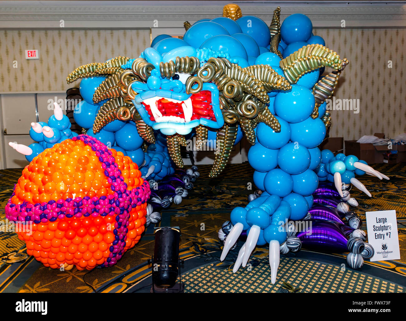 Nueva Orleáns, Louisiana, Estados Unidos. 08 abr, 2016. Un globo escultura  aparece durante la competición en el mundo Globo de convenciones y  festivales de globos. El encuentro bienal de este año atrajo