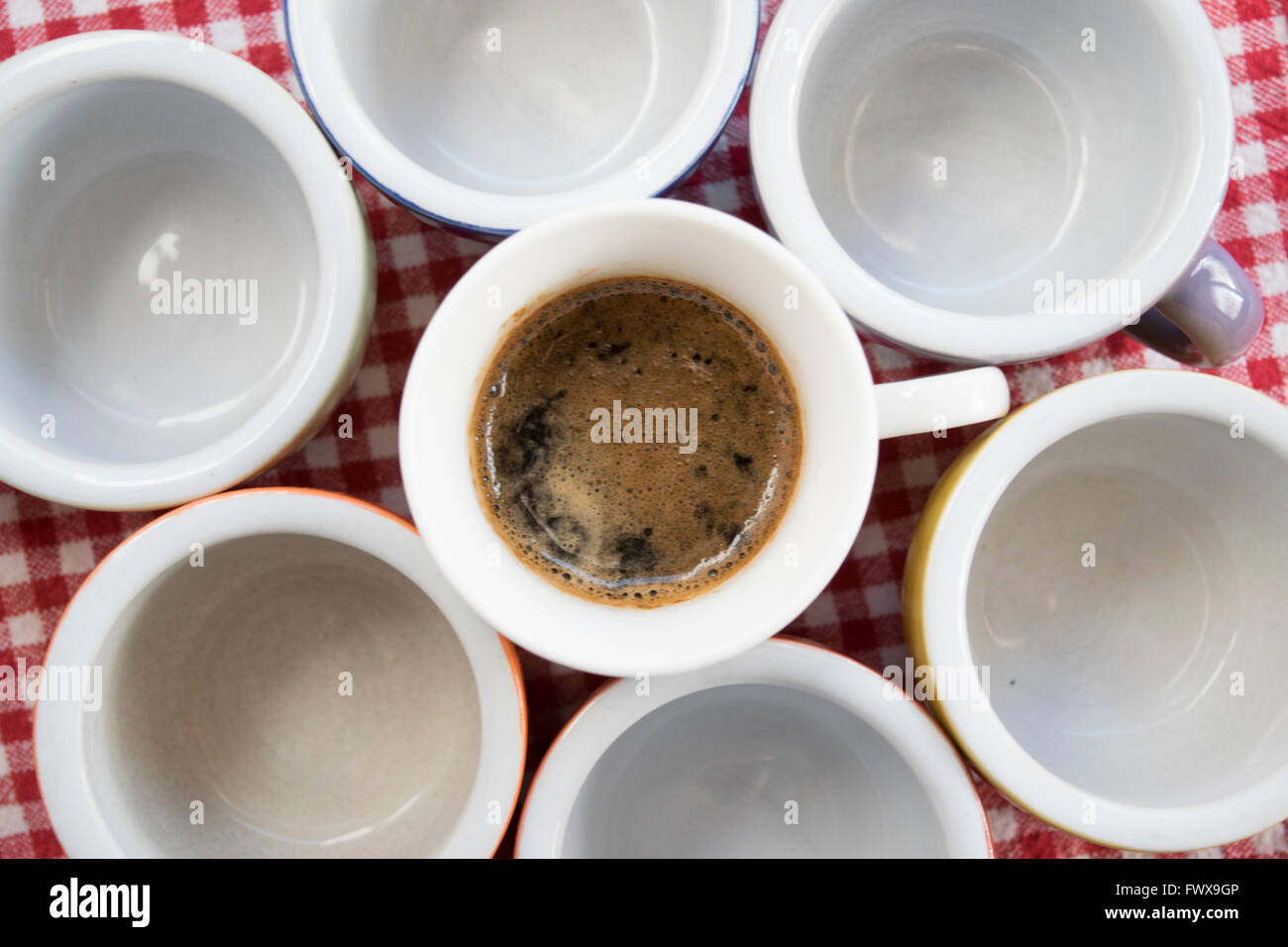 Elegantes tazas de café negro sobre una superficie oscura fotos de archivo