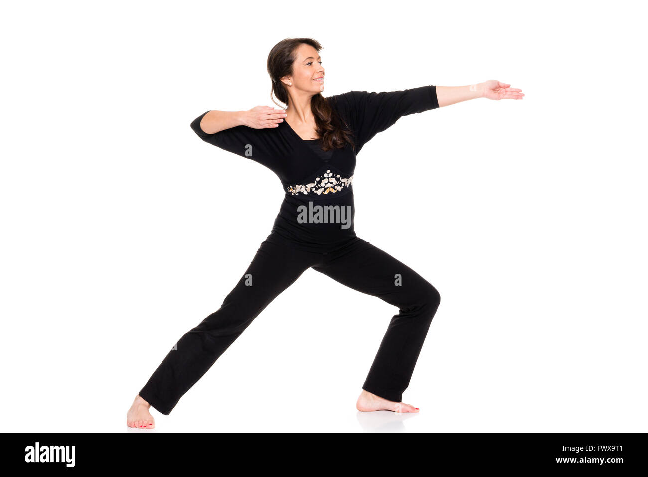 Mujer de mediana edad haciendo deporte delante de un fondo blanco Foto de stock