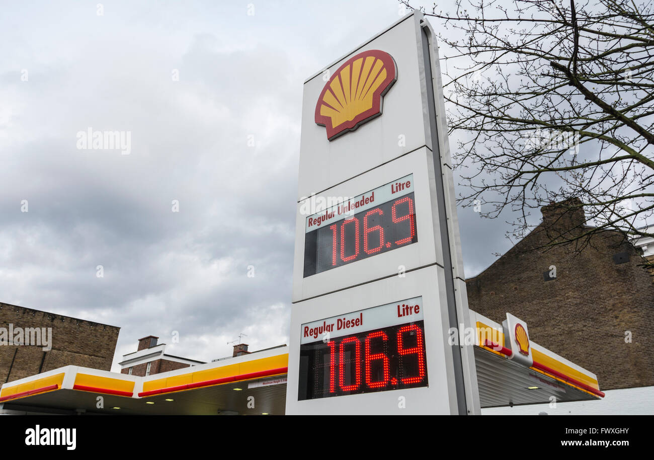 Los precios de la bomba de gasolina en la entrada de un garaje Shell en el centro de Londres, Inglaterra, Reino Unido Foto de stock