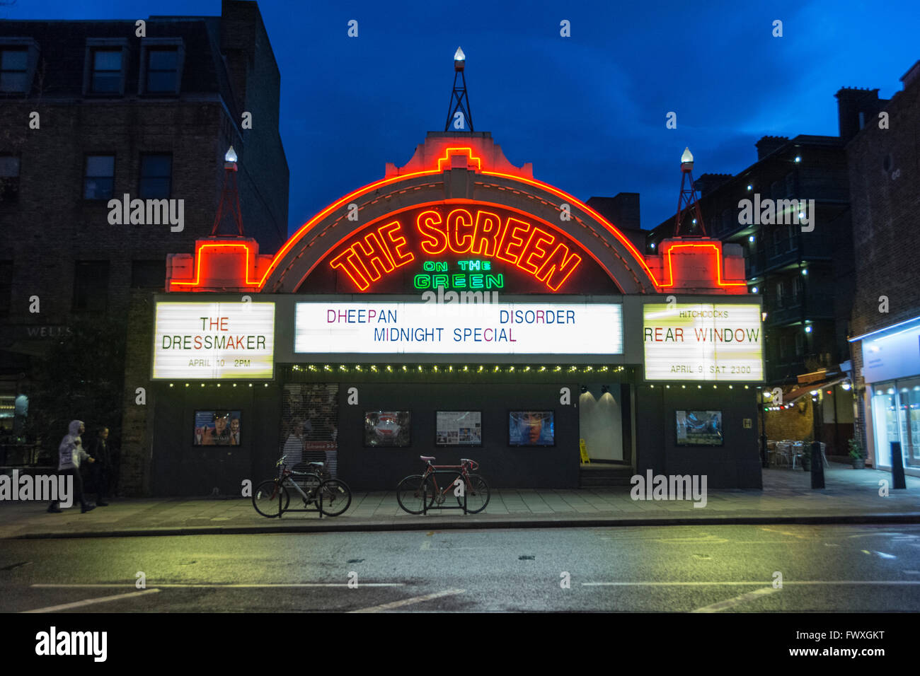 La noche de la pantalla exterior sobre el cine verde en Upper Street, Islington, Londres, Reino Unido. Foto de stock
