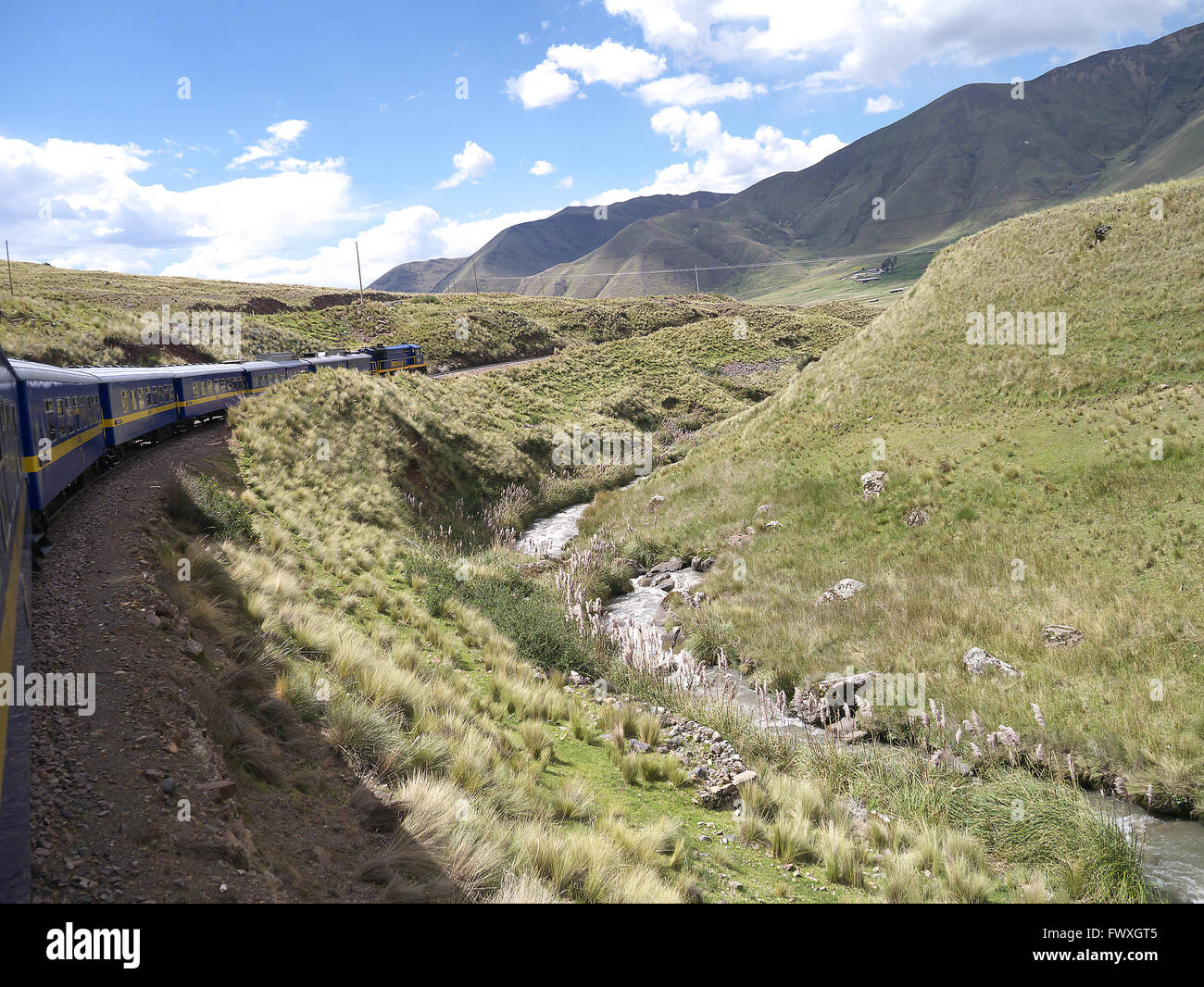 Paisaje peruano en las altas montañas de los Andes desde la comodidad