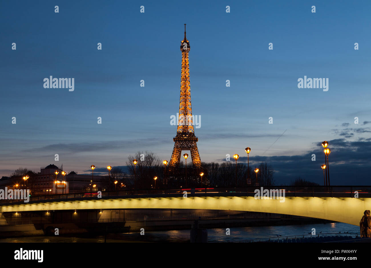 El Puente del Alma y la Torre Eiffel, en París, Francia. Foto de stock