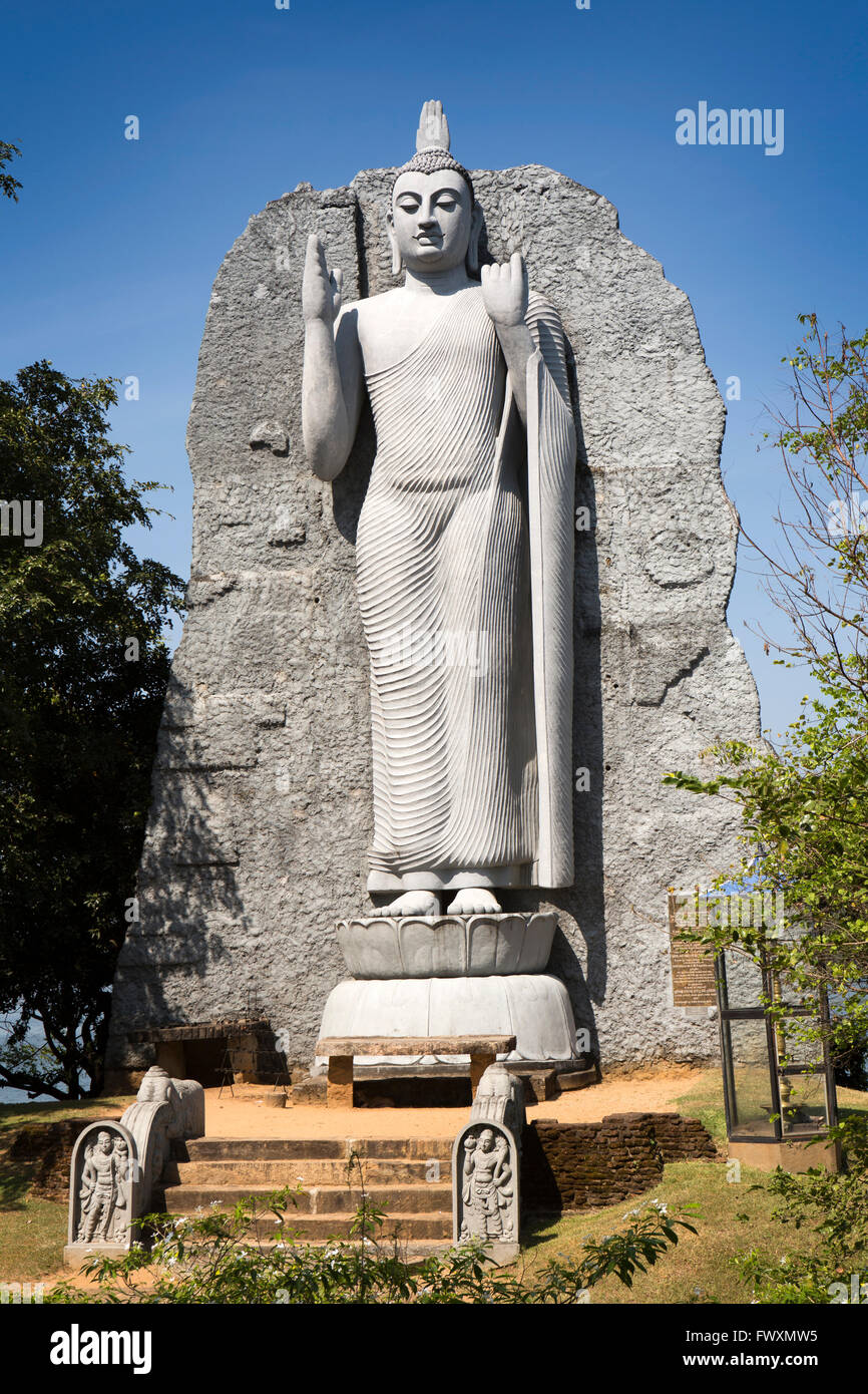 Sri Lanka, Minneriya gran templo del Buda de pie junto al lago Wewa Minneriya Foto de stock