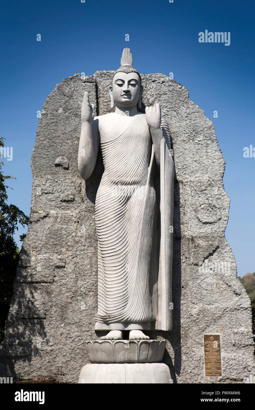 Sri Lanka, Minneriya gran templo del Buda de pie junto al lago Wewa Minneriya Foto de stock