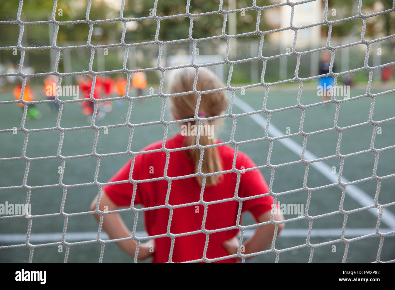 Suecia, Estocolmo, Sodermalm, Niños (6-7, 8-9, 10-11) jugando al fútbol Foto de stock