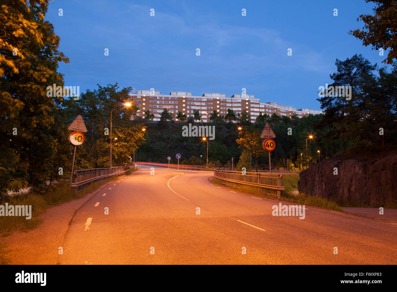 Suecia, Sodermanland, Nacka, Henriksdalberget, zona residencial en la noche Foto de stock