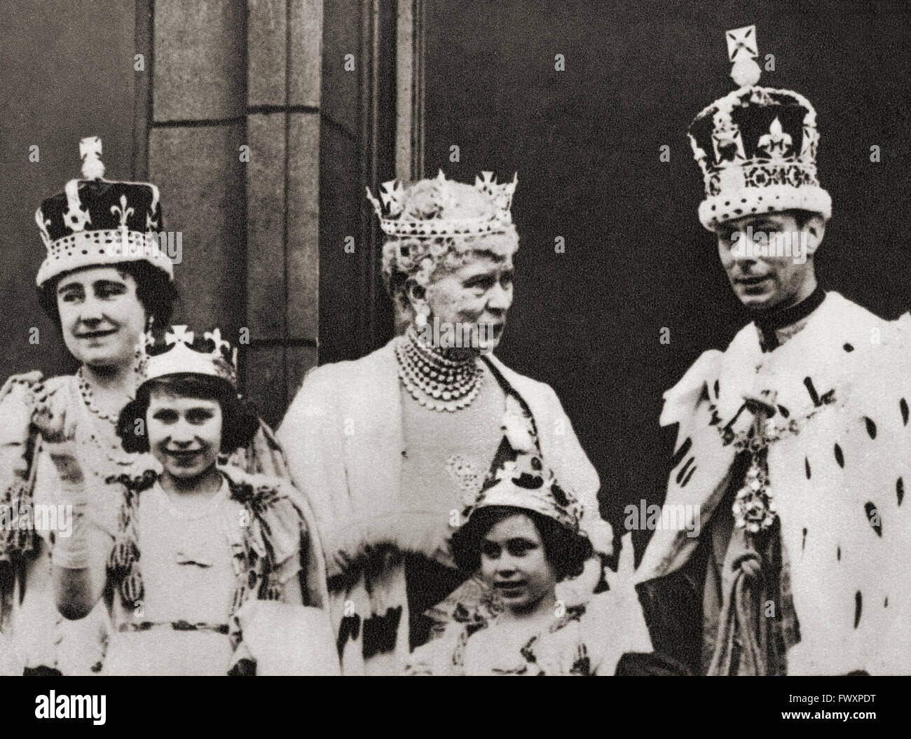 El rey Jorge VI y su esposa, la Reina Isabel se ve aquí en el balcón del Palacio de Buckingham, Londres, Inglaterra, el día de la coronación, el 12 de mayo de 1937, con sus hijas, la princesa Margarita y la Princesa Isabel, la futura reina Isabel II y el rey de la madre María de Teck. George VI, 1895 - 1952, el Rey del Reino Unido. Elizabeth Angela Marguerite Bowes-Lyon, 1900 - 2002. Reina consorte del Reino Unido como la esposa del Rey George VI. Princess Margaret, más tarde Condesa de Snowdon, 1930 - 2002. La Princesa Isabel, más tarde la Reina Isabel II, nacido en 1926. María de Teck, 1867 - 1953. Foto de stock
