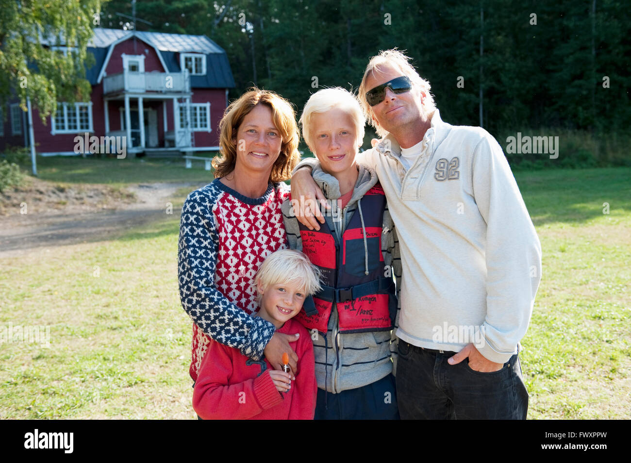 Suecia, Sodermanland, Vitsgarn, familia con dos niños (8-9, 14-15). Foto de stock