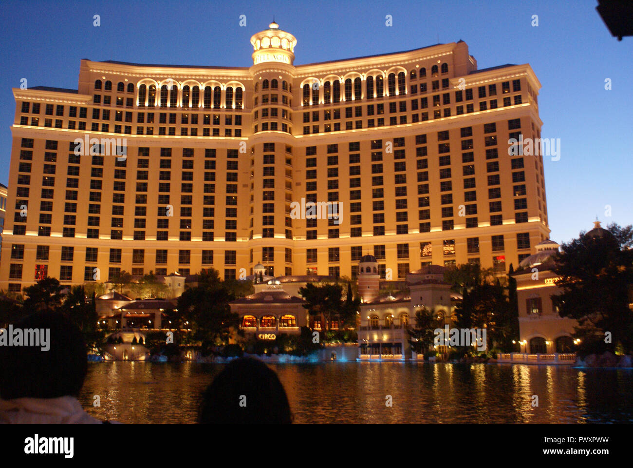Bellagio Hotel and Casino vista desde la Torre Eiffel en Las Vegas Strip, famoso por sus habitaciones para alojarse, Casino y enormes fuentes Foto de stock