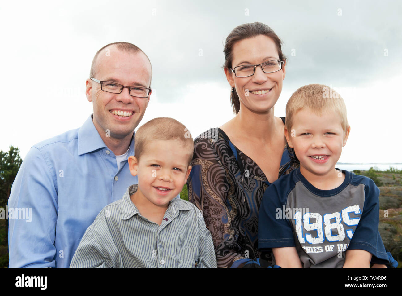 Suecia Vastra Gotaland, Torslanda, Retrato de familia con dos hijos (4-5) Foto de stock