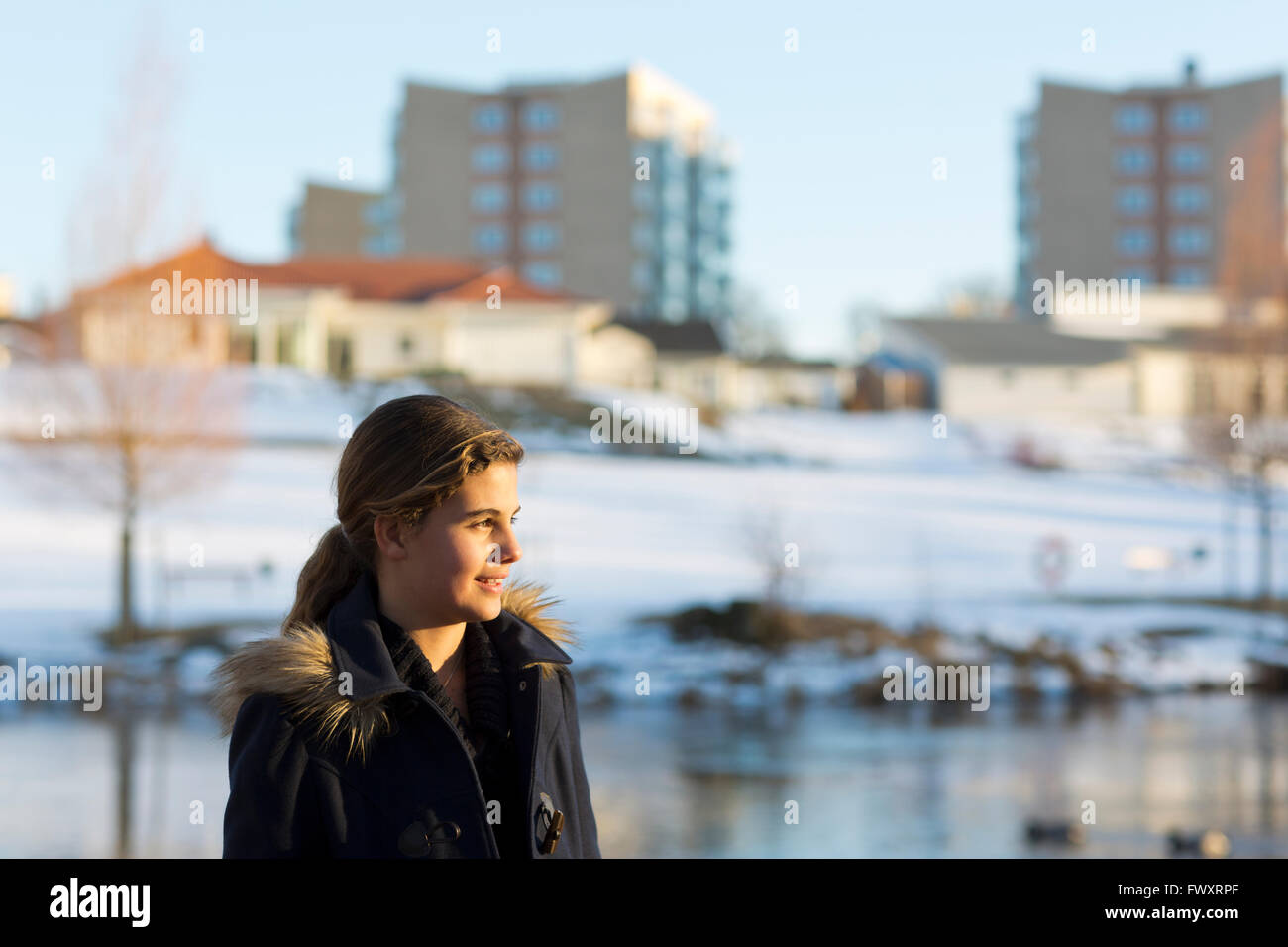 Suecia, Ostergotland, Mjolby, Retrato de niña sonriente (12-13) Foto de stock