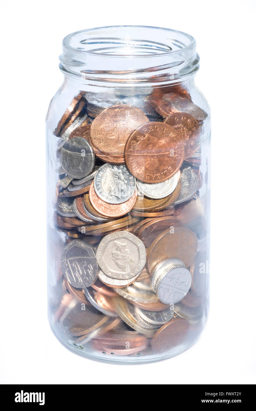 Ahorro jarra llena de monedas, Reino Unido. Foto de stock