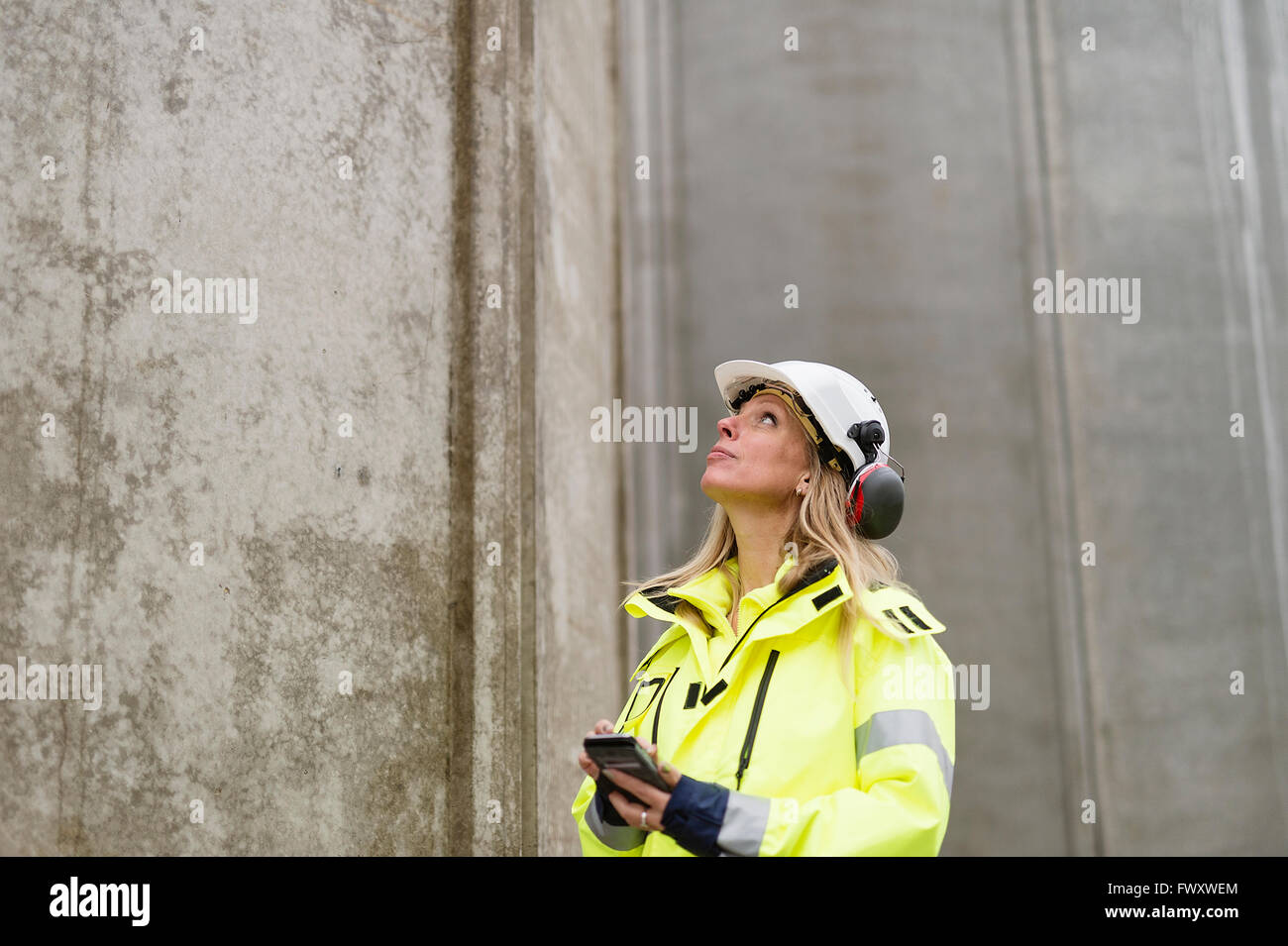 Suecia, Vastmanland, ingeniero que trabaja en el sitio de construcción Foto de stock