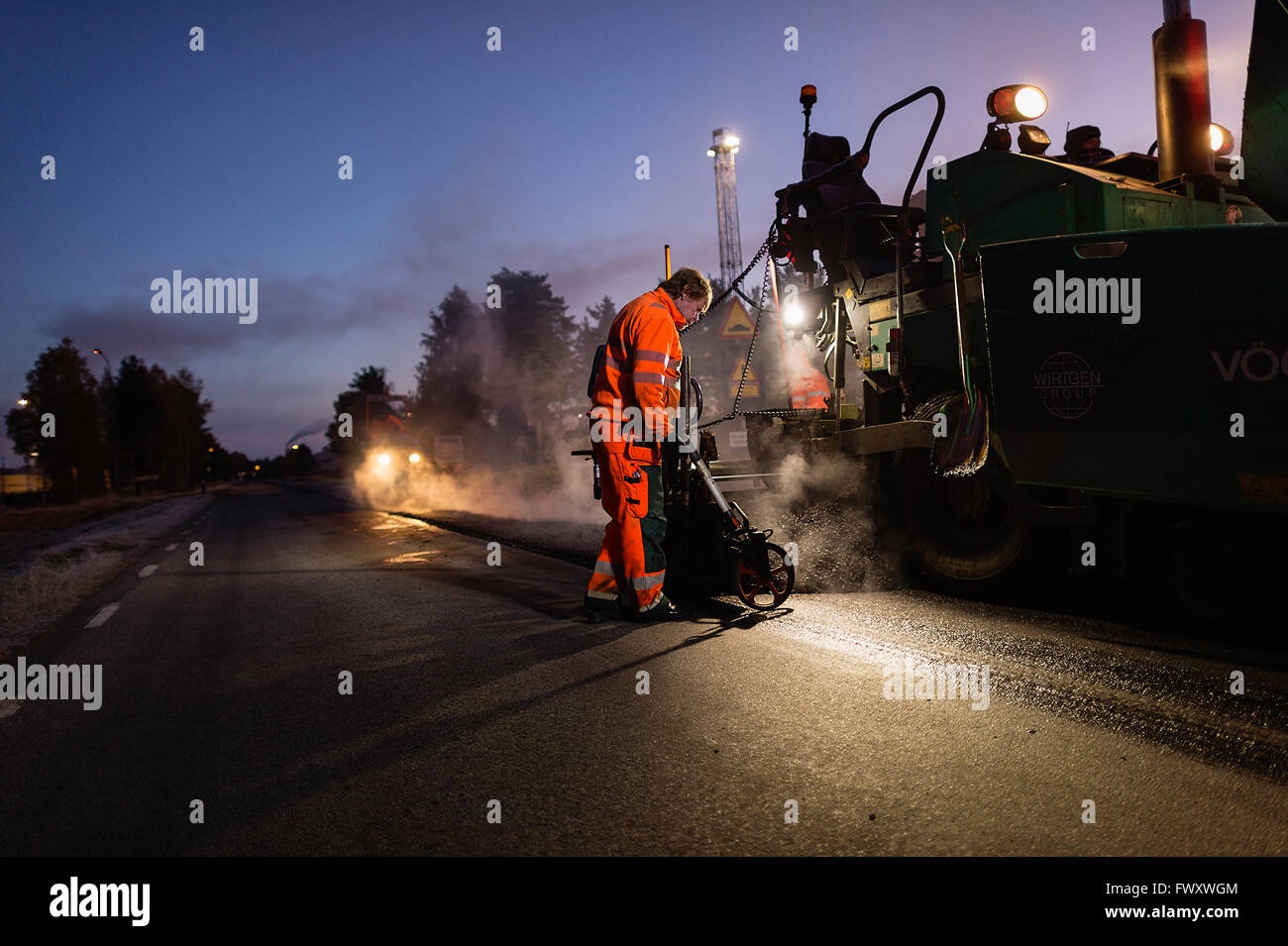 Suecia, Narke, tres trabajadores manuales reparación de carretera Foto de stock