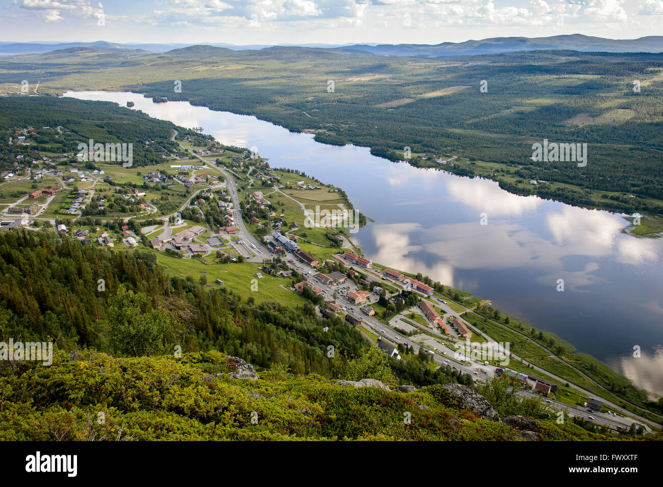 Suecia, Jamtland, Funasdalen, niveles elevados de vista de río y a la ciudad Foto de stock