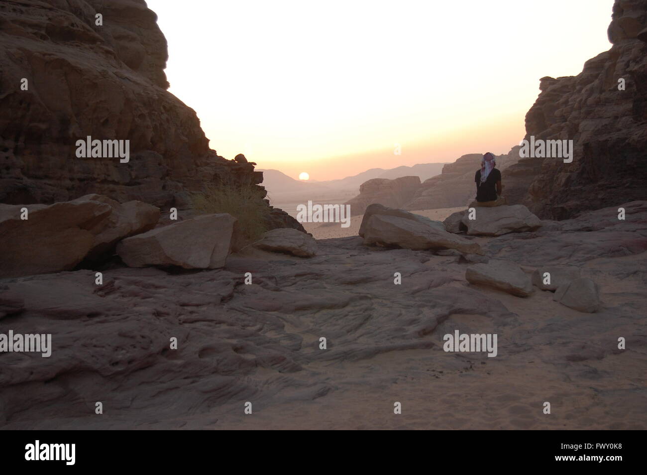 Hombre beduino amanecer en Wadi Rum, Jordania Foto de stock