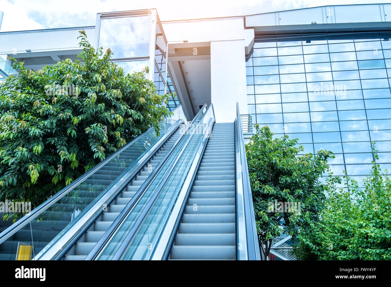 Escalera mecánica en el moderno centro de negocios Foto de stock