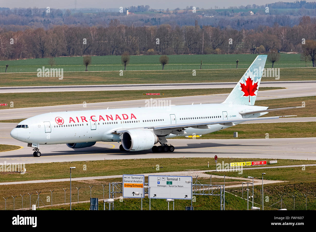 Air Canada Boeing 777-233 LR de rodadura de aeronaves, el Aeropuerto Franz Josef Strauss de Munich, Munich, la Alta Baviera, en Alemania, en Europa. Foto de stock