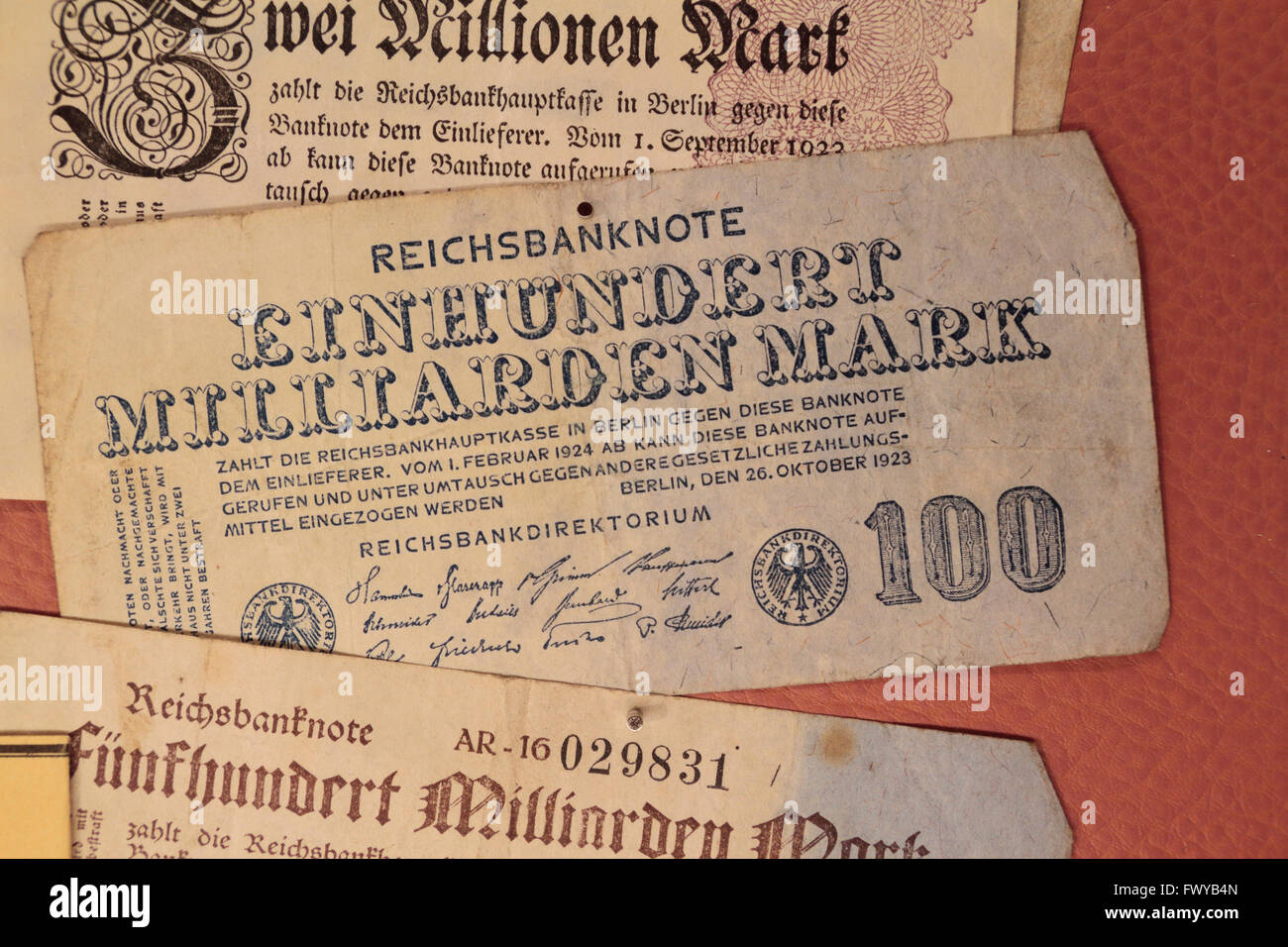 Moneda Papiermark alemán de la hiperinflación era en 1920 en el Museo de la guerra de Bastogne, Bastogne, Bélgica. Foto de stock