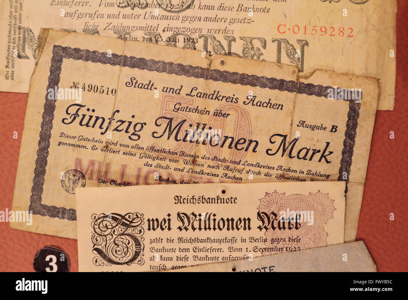 Moneda Papiermark alemán de la hiperinflación era en 1920 en el Museo de la guerra de Bastogne, Bastogne, Bélgica. Foto de stock