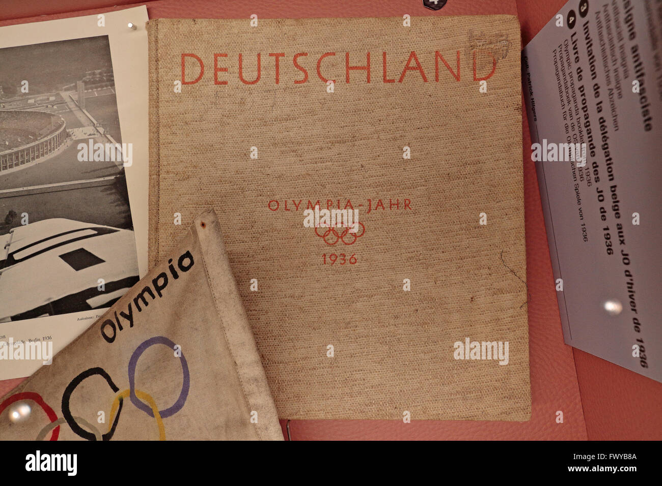 Un libro de propaganda olímpico desde los juegos de Berlín de 1936 en el Museo de la guerra de Bastogne, Bastogne, Bélgica. Foto de stock