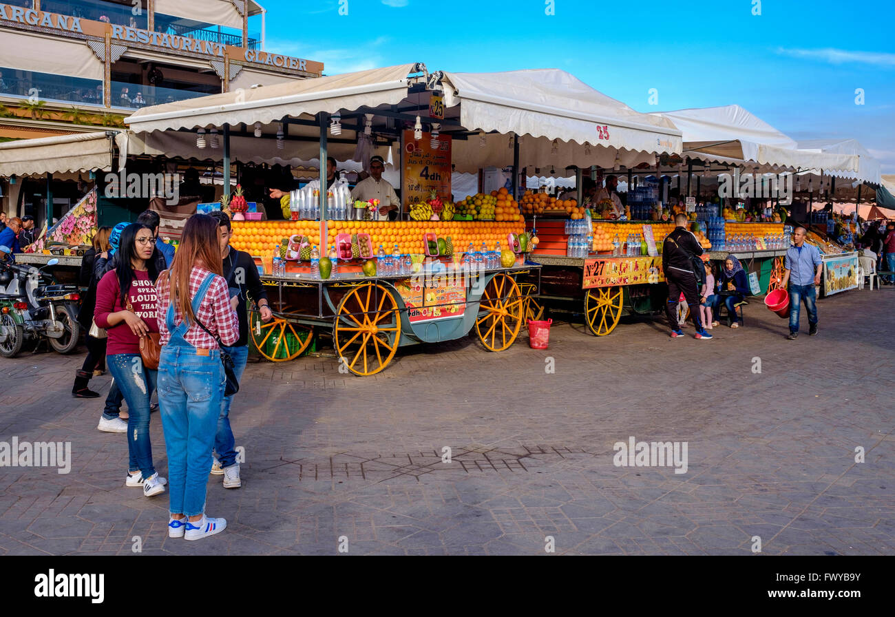 La gente pasea por la tarde en la plaza Jemaa el Fna en Marrakech, Marruecos, Norte de África Foto de stock