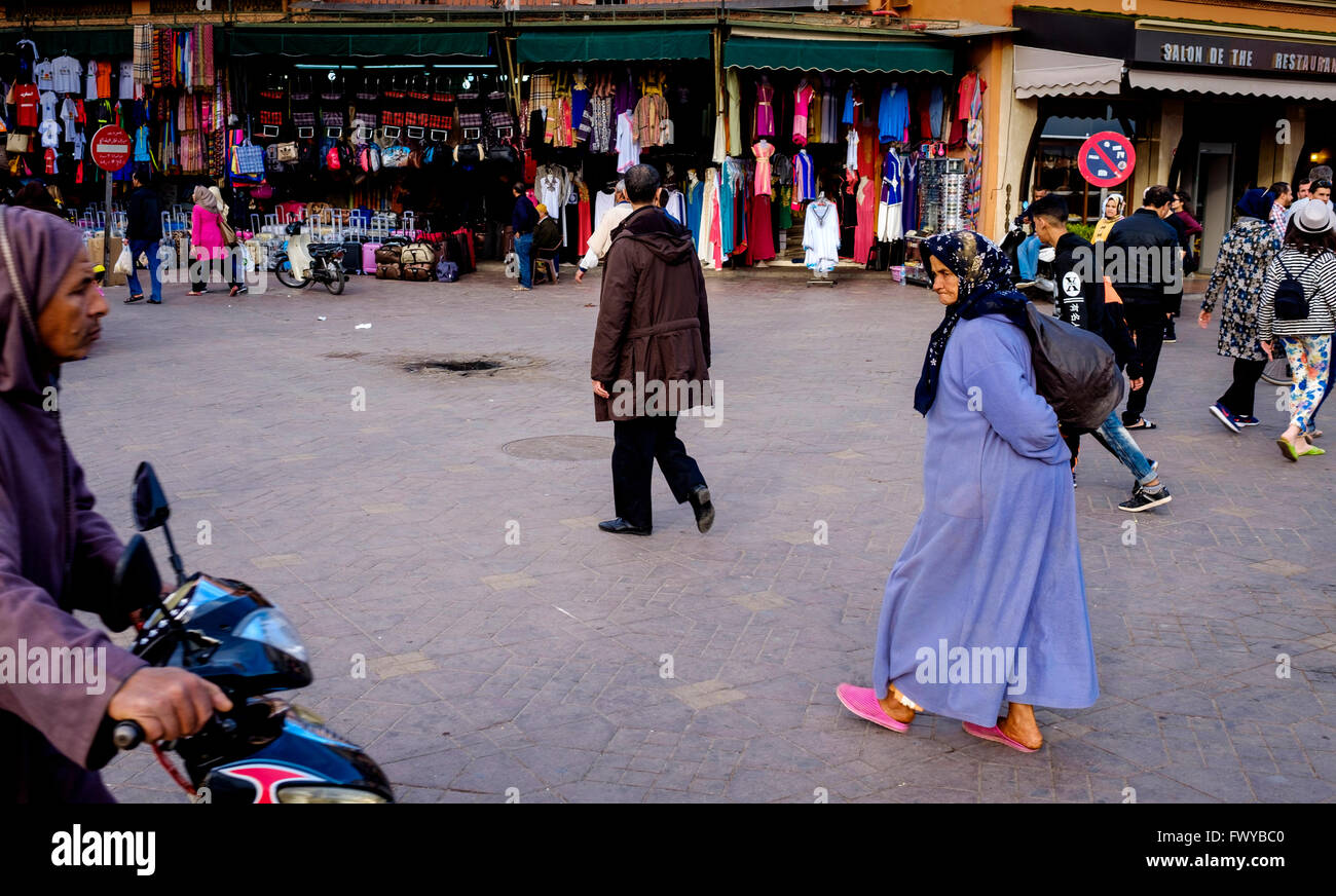La gente pasea por la tarde en la plaza Jemaa el Fna en Marrakech, Marruecos, Norte de África Foto de stock