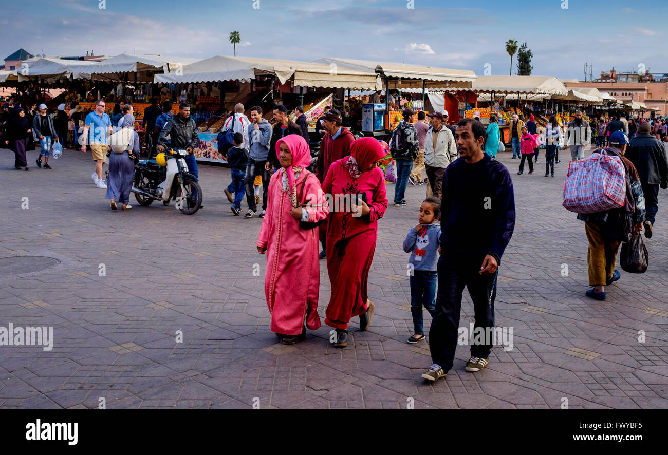 La gente pasea por la tarde en la plaza Jemaa el Fna en Marrakech, Marruecos, Norte de África Foto de stock