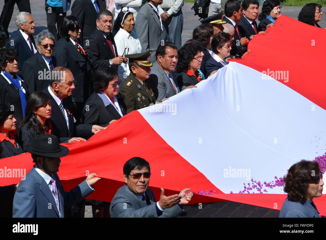 Dignatarios políticos y llevar la bandera peruana y desfile alrededor de la plaza de armas para el dia del folclor en Cusco, Perú. Foto de stock