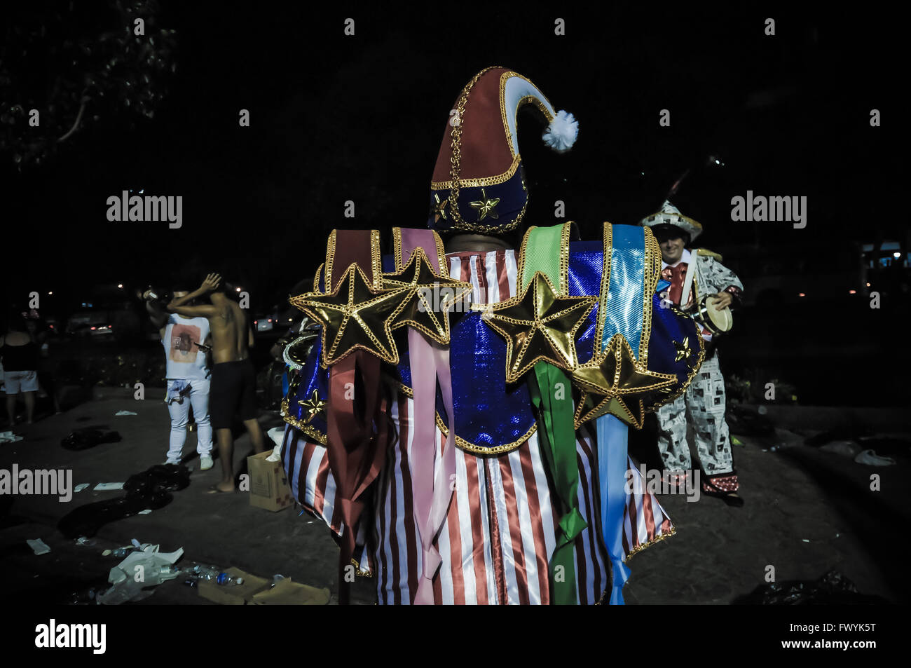 Ejecutante de Carnaval de Río en la zona de concentración a la espera de desfile. Los artistas intérpretes o ejecutantes vestirse en el concentrationa rea. Foto de stock