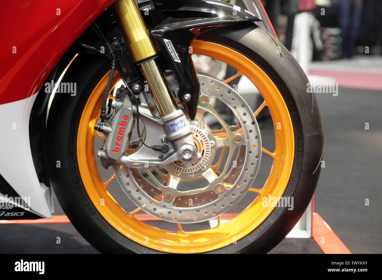 Un detalle del neumático mostrar un Brembo SpA componentes en la moto. Foto de stock