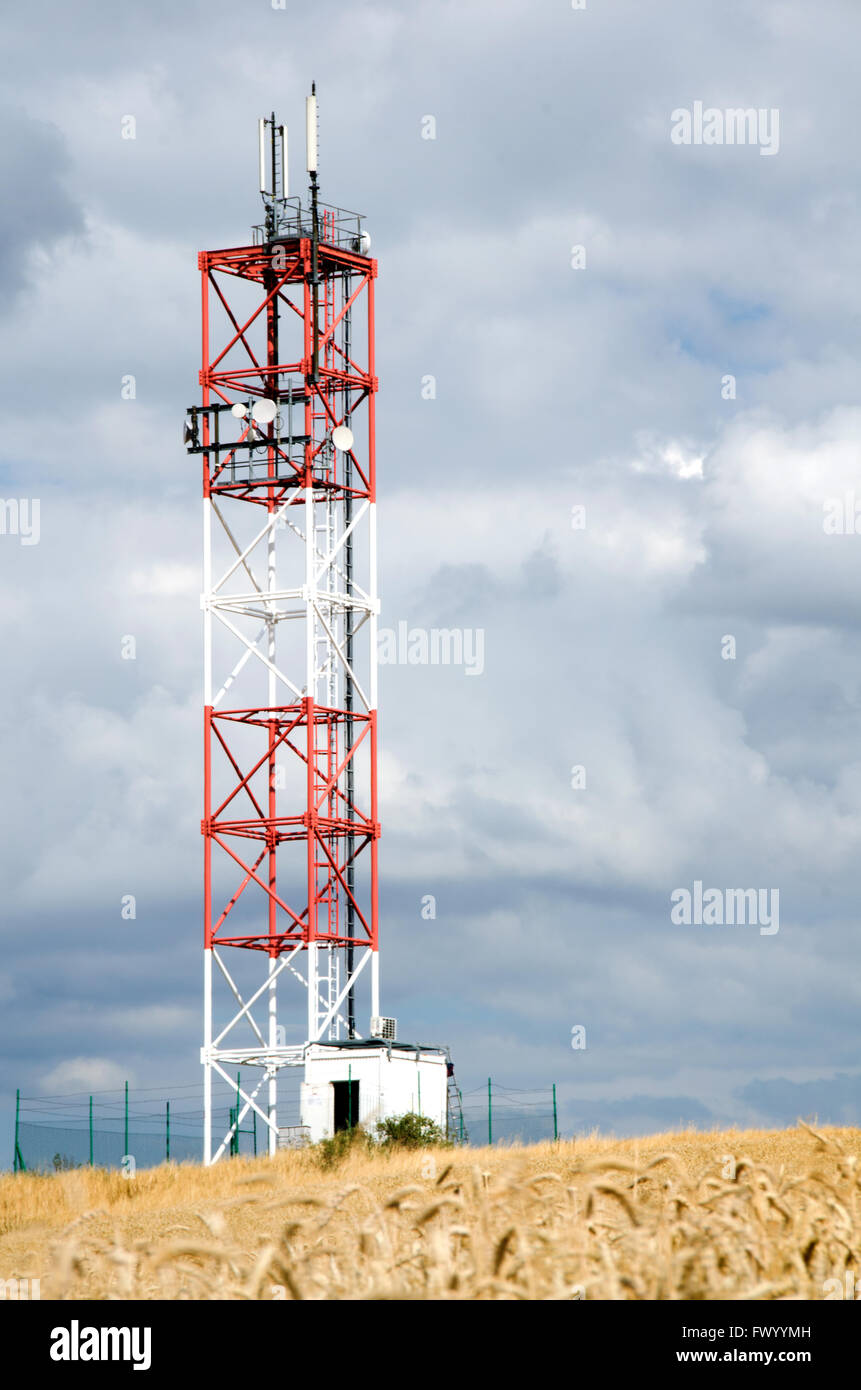 Torre de satélite de hierro en el centro del campo corp Fotografía de stock  - Alamy