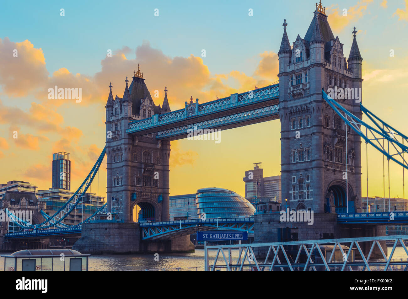 Atardecer en el puente de la torre y Santa Catalina Pier en Londres, Reino Unido Foto de stock