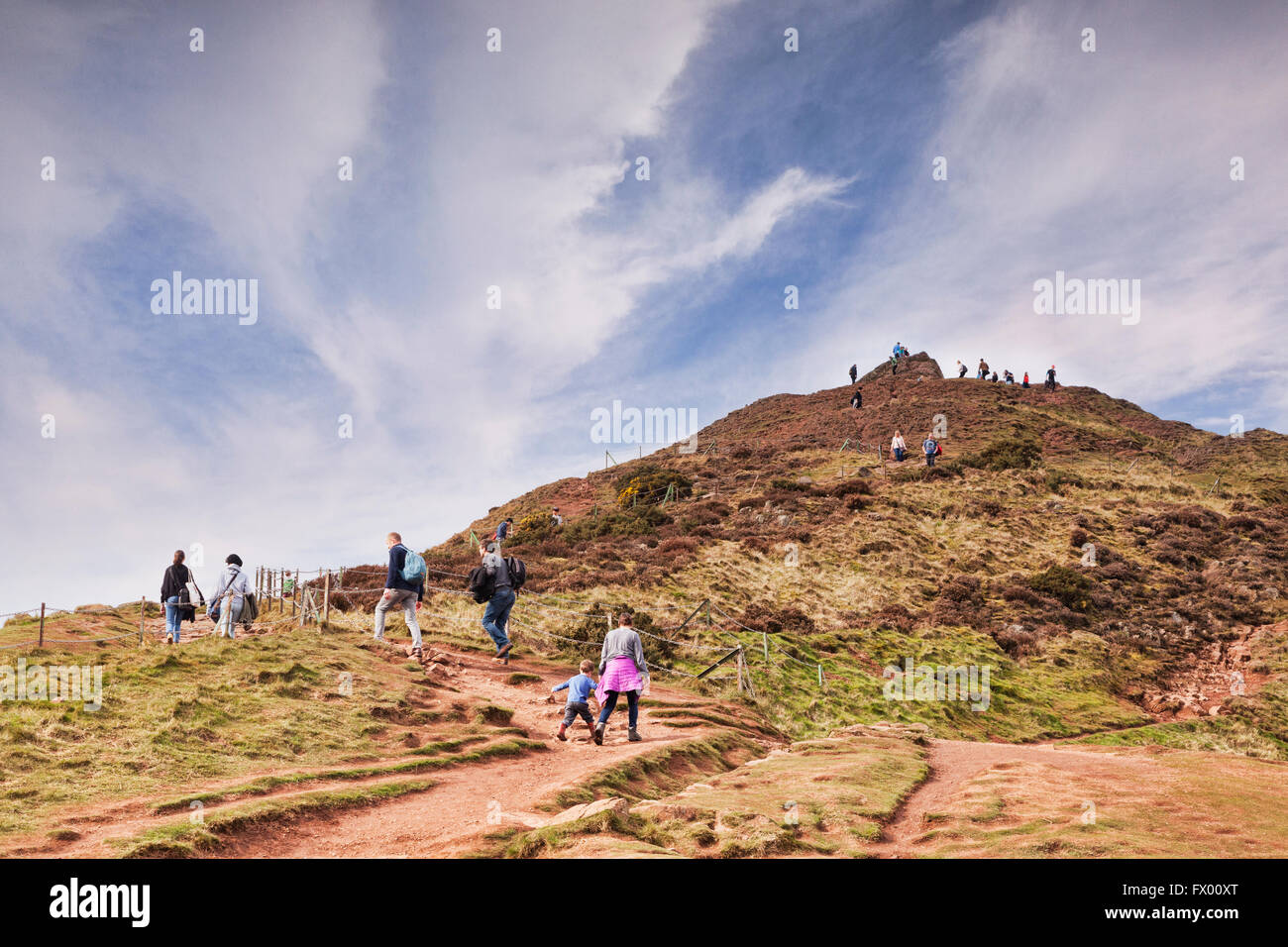 Excursionistas caminando hasta la cima de Arthur's Seat, Edimburgo, Escocia, Reino Unido Foto de stock