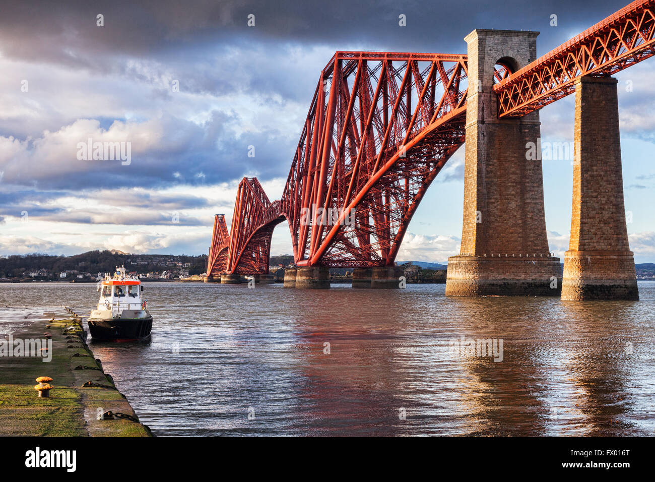 Puente ferroviario de Forth, Queensferry, East Lothian, Edimburgo, Escocia, Reino Unido, uno de los puentes más famosos del mundo y un icono o Foto de stock