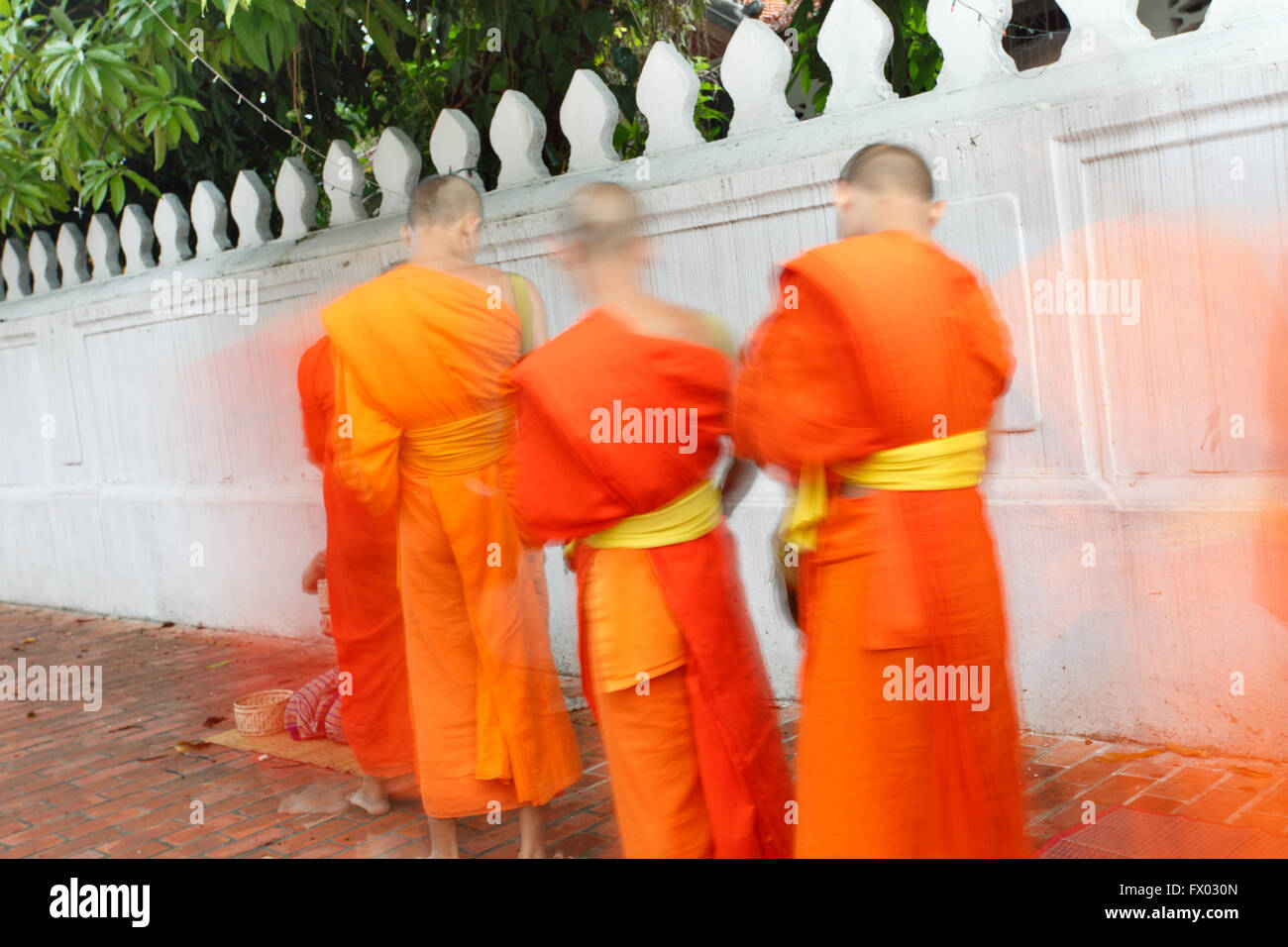 La República Democrática Popular Lao, Luang Prabang - 9 de mayo: La gente dar limosnas a los monjes budistas en la calle, Luang Prabang, 9 M Foto de stock