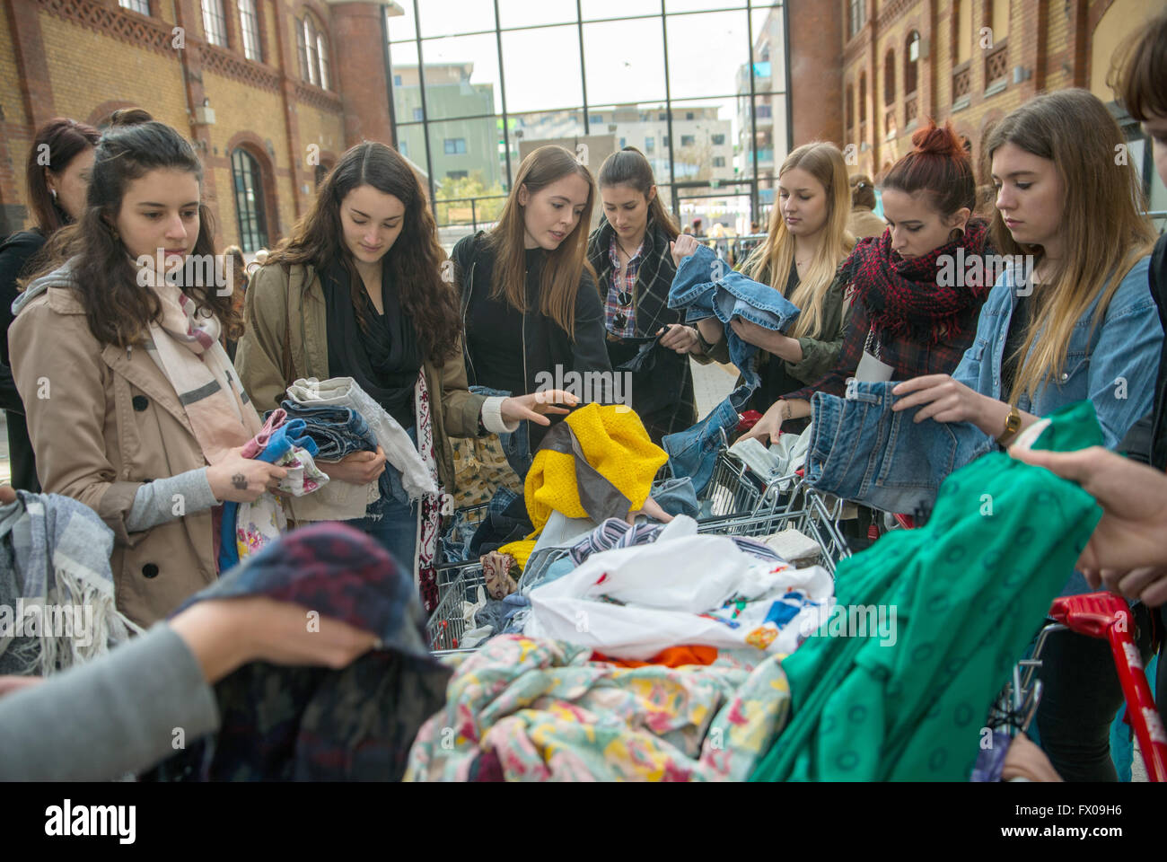 En Offenbach, Alemania. 09Abr, 2016. Varias mujeres jóvenes mirar a través de dos carros de compras la en un evento de ventas de ropa usada en Offenbach am Main, Alemania,