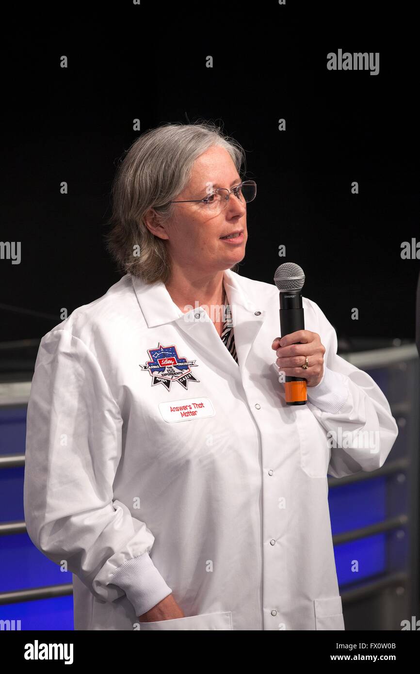 Rosamund Smith, un investigador con Eli Lilly Company explica los cambios musculoesqueléticos en el espacio experimento con miembros de los medios de comunicación en el Centro Espacial Kennedy el 7 de abril de 2016 en Cabo Cañaveral, Florida. Foto de stock