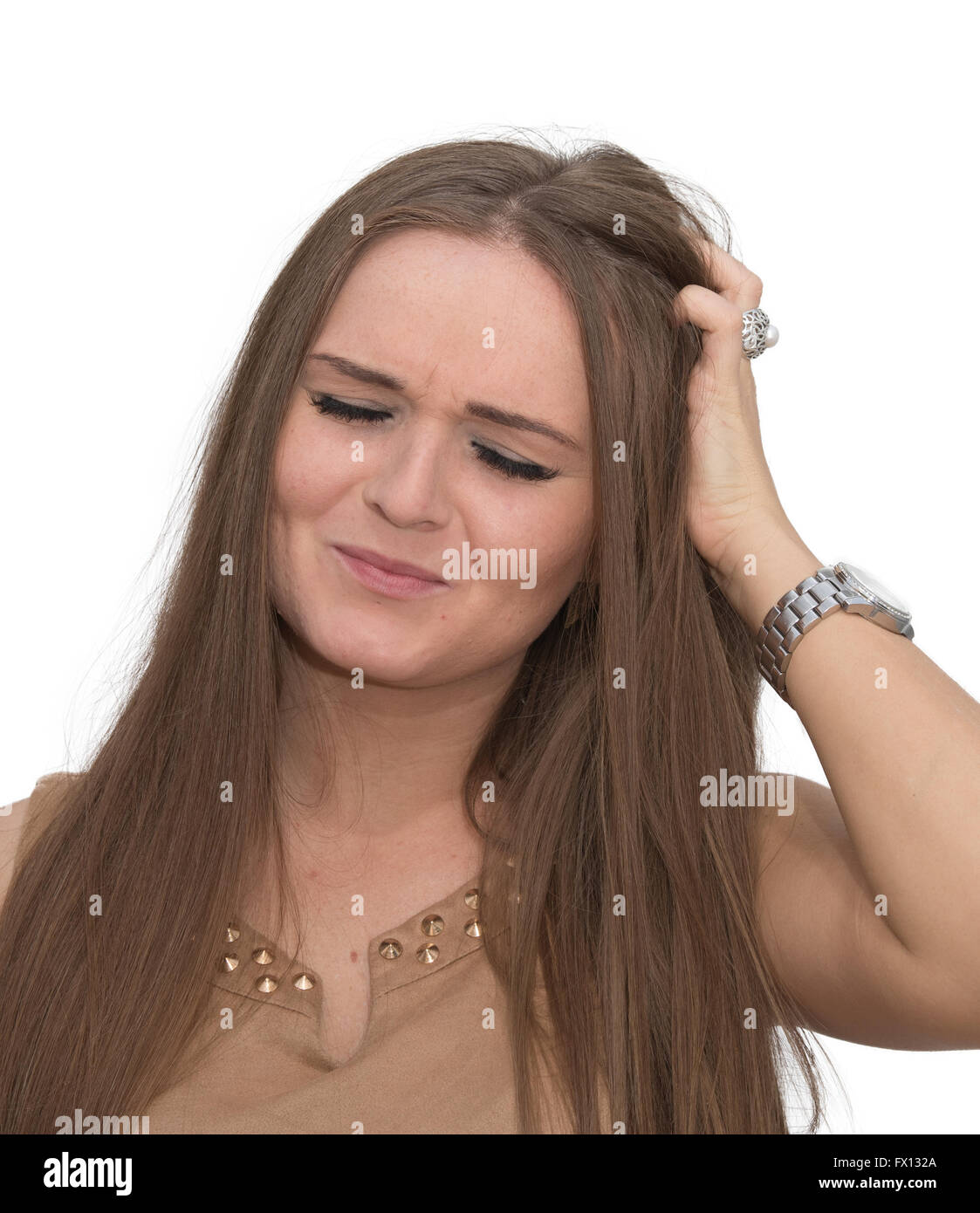 Una mujer mira preocupado con su mano en su cabello Foto de stock